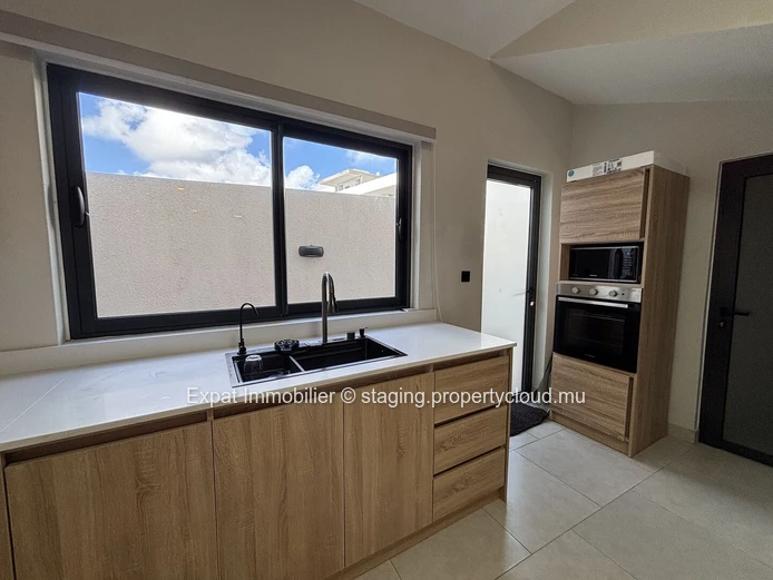 New villa with swimming pool and enclosed garage – Pereybère 