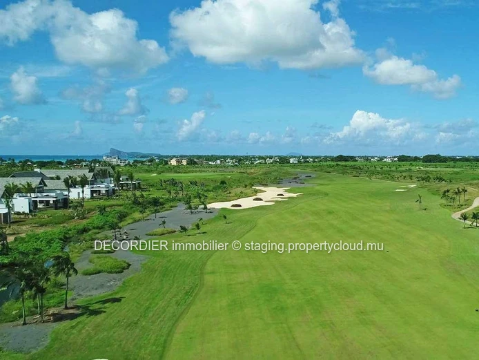 Luxurious villa of very high standing located on the Mont Choisy golf course.