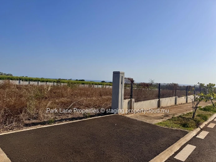 Plot close to main road to Flic en Flac