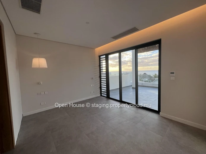 Penthouse face à la mer à Rivière Noire, 280m², 3 chambres, piscine privée, vue mer panoramique.