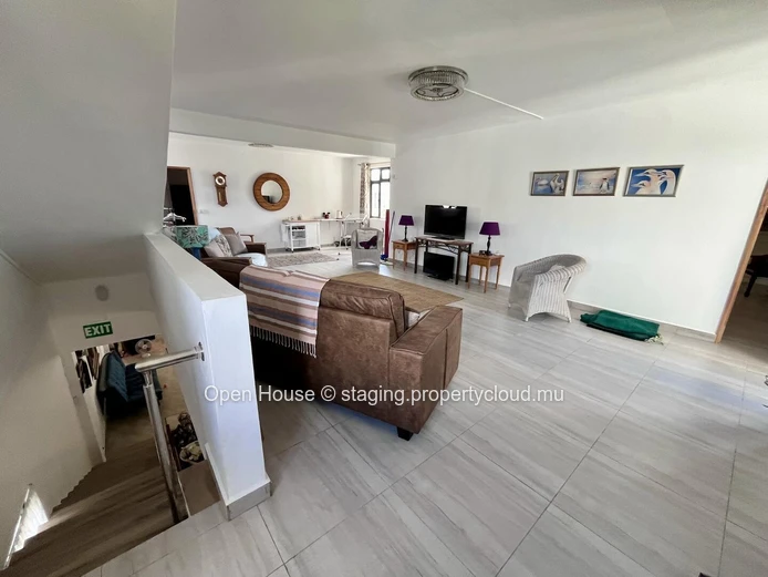 MAURITIAN VILLA in Grand Baie, 300m² living space, 353m² land, 3 bedrooms, office, garden, parking, close to schools,...