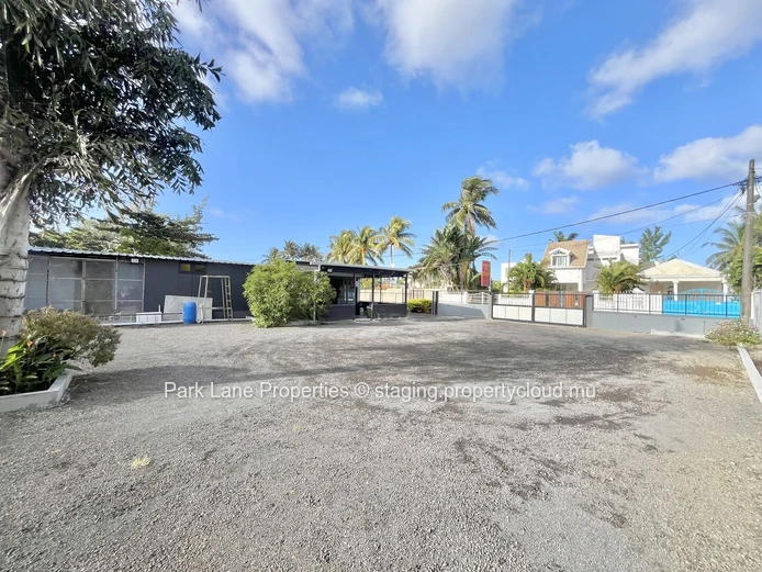 Bâtiment commercial de 287 m² 2 minutes de la plage à vendre à Riambel