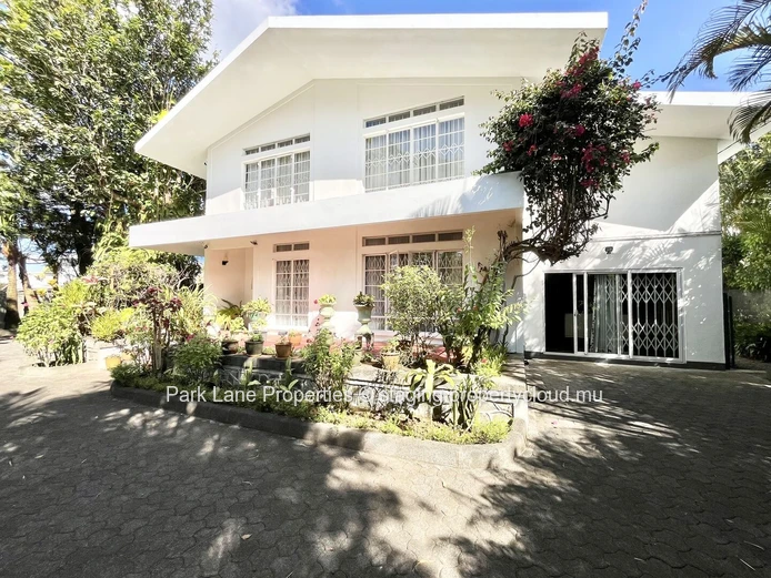 Emplacement de choix à Floreal : Maison polyvalente de 3 chambres avec potentiel d'Investissement