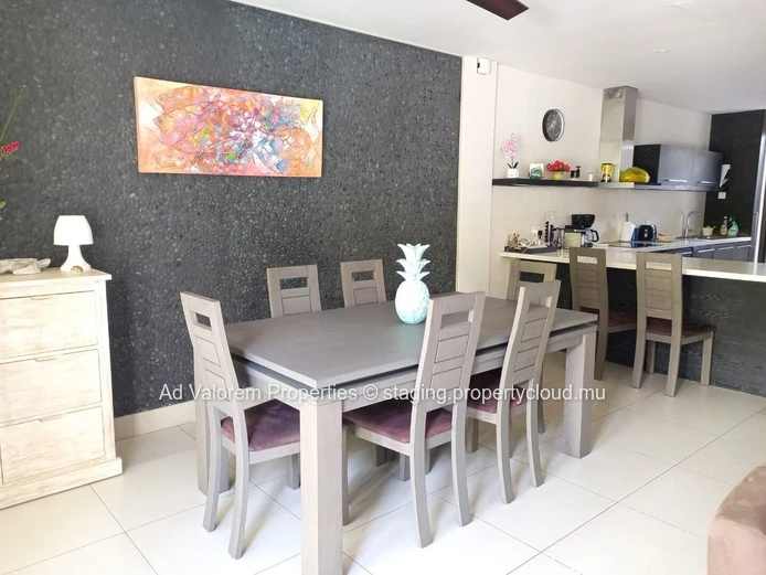 Duplex à vendre à Rivière Noire, vue mer et montagne, proche écoles, bus, golf, clinique et hôpital. 3 chambres.