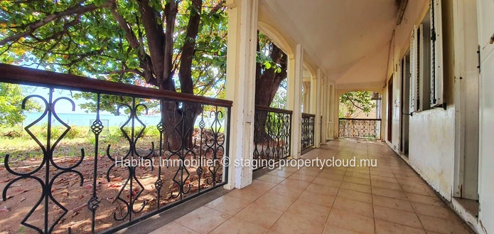 FOR SALE - Charming unfurnished beachfront family house of 400 m2 on a leasehold land of 1 arpent 16 enjoys a wonderf...