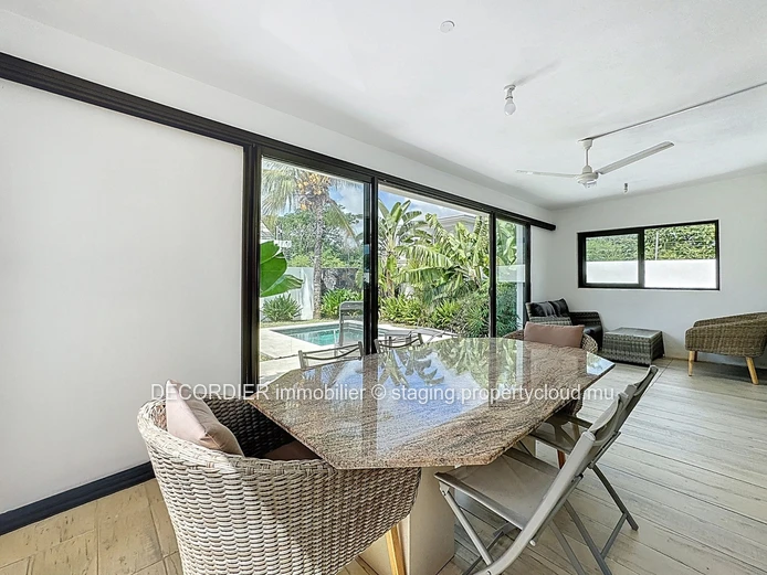 À vendre élégante maison de plain-pieds avec piscine