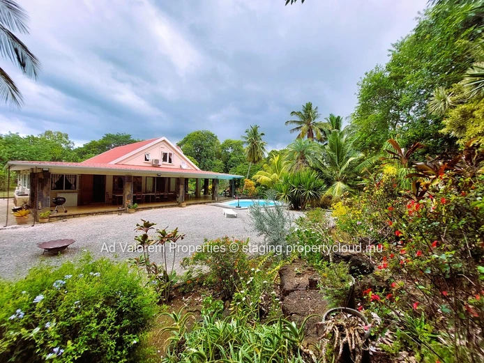 A Little Paradise in Bras d’Eau – Charming Family Home with an Exceptional Garden ??