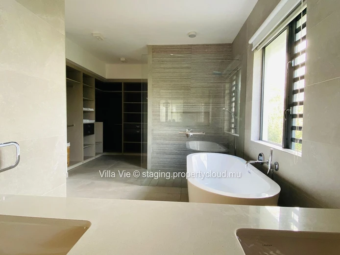 Péreybère - 3-bedroom luxury beachfront apartment (Sole Mandate)