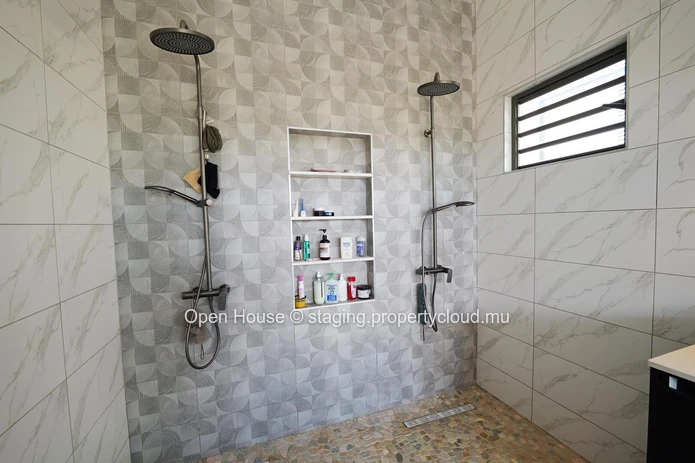 Villa PDS à vendre à Grand Baie, 435M² habitables, terrain 855m², 4 chambres, piscine privée, garage double caractéri...