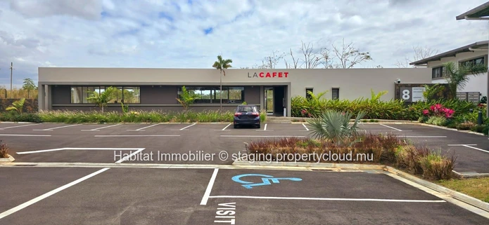 Bureau non meublé de 115m2 situé dans un Business Park récemment construit à Calebasses