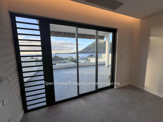 Penthouse face à la mer à Rivière Noire, 280m², 3 chambres, piscine privée, vue mer panoramique.