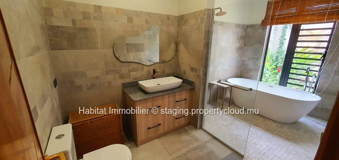 FOR SALE - Magnificent furnished and equipped single-storey house of 356 m2 on a plot of 444 toises located in Petite...