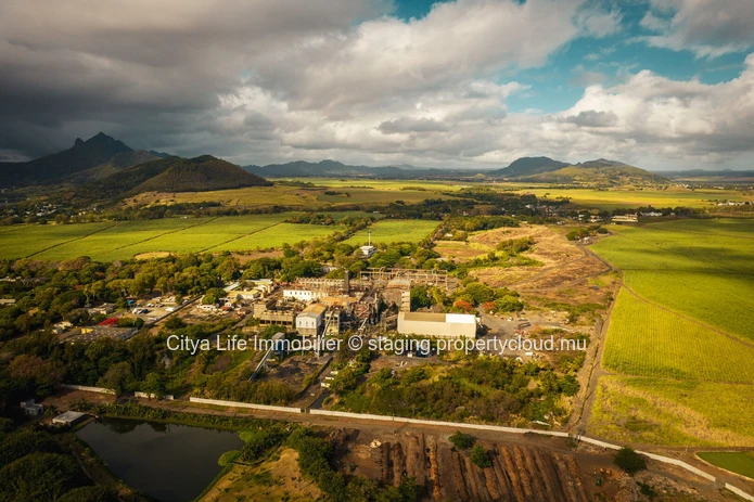 Terrain SCS Etrangers à vendre à Beau Champ, 1.055m², proche écoles, golf, magasins, accessible aux mauriciens, Rs.
