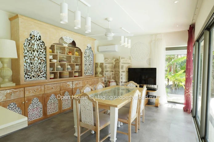 Villa PDS à vendre à Grand Baie, 378m², terrain 1 000m², piscine privée, bureau, options web, accessible aux étrangers.