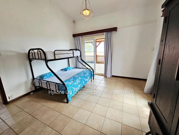 Maison Pied Dans L'eau En Vente À Baie Du Tombeau