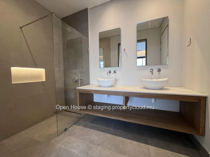 Penthouse face à la mer à Rivière Noire, 280m², 3 chambres, piscine privée, vue mer panoramique.