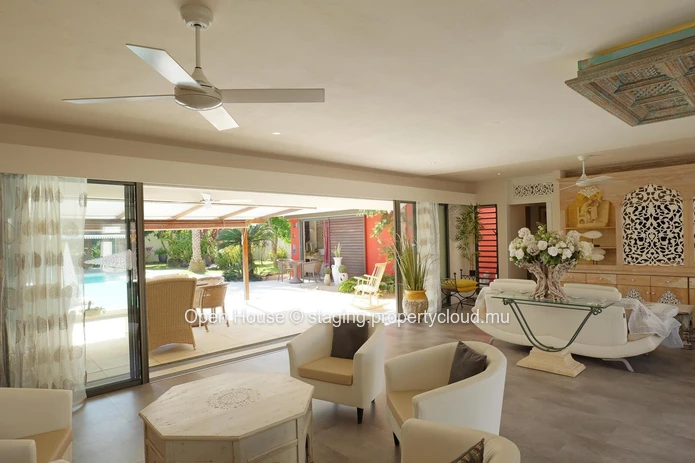 Villa PDS à vendre à Grand Baie, 378m², terrain 1 000m², piscine privée, bureau, options web, accessible aux étrangers.