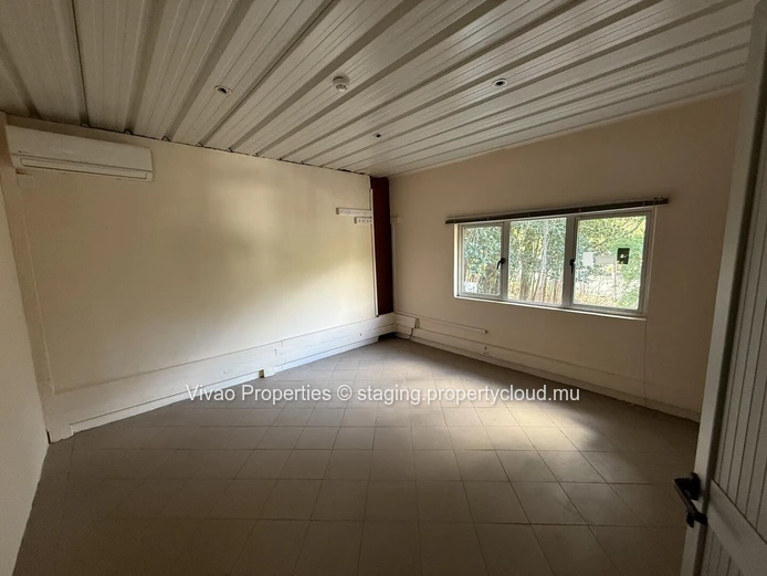 Industrial warehouse for sale in Pailles, area of 1580m² on a plot of 2533m² with the option of additional developmen...