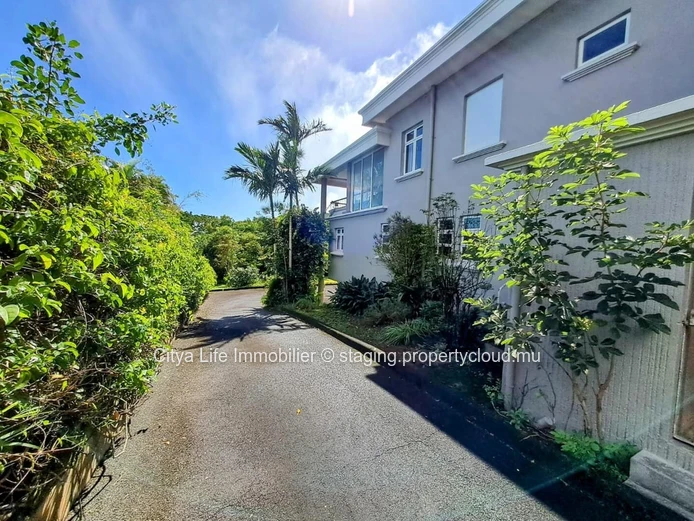 Deux Maisons à vendre à Floréal, d'une superficie totale de 1 146m² habitables, sur un terrain de 3 750m², 7 chambres...