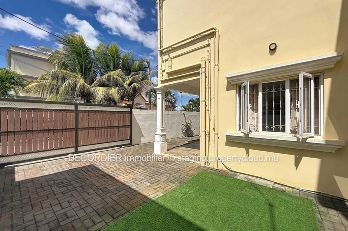 Maison en duplex à louer – Trou aux Biches