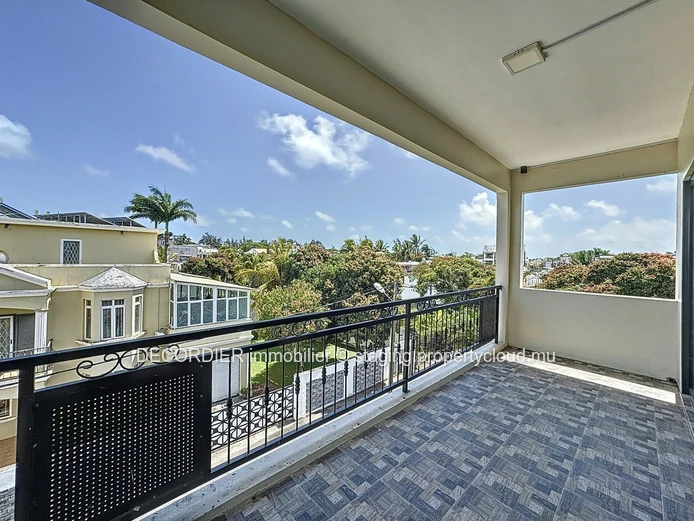 Apartment located on the 2nd floor at 5 minutes walk from the beach