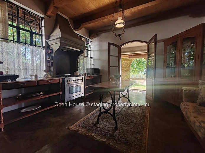 VILLA MAURICIEN à vendre à Tamarin, Rivière Noire. 390m², 4 chambres, piscine privée, cuisine équipée, jardin.