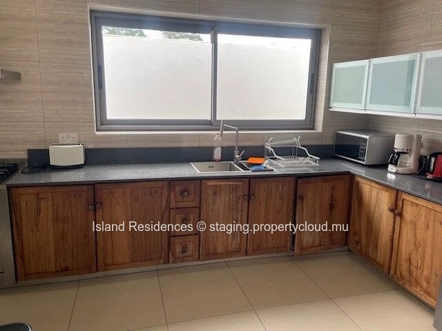 single storey house with 3 bedrooms, pool and parking in a secured residence