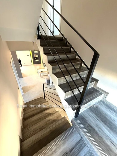 New contemporary villa with terrace, pool, and garden – Close to the beach