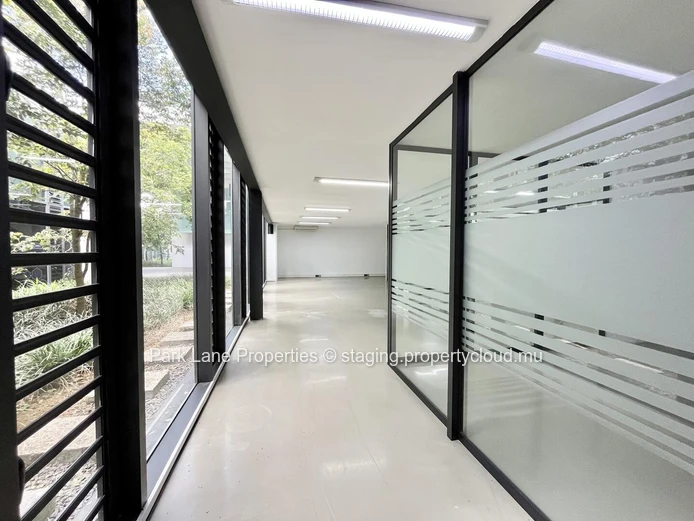 Modern office space in Phoenix – ground floor + mezzanine – strategic location & green surroundings