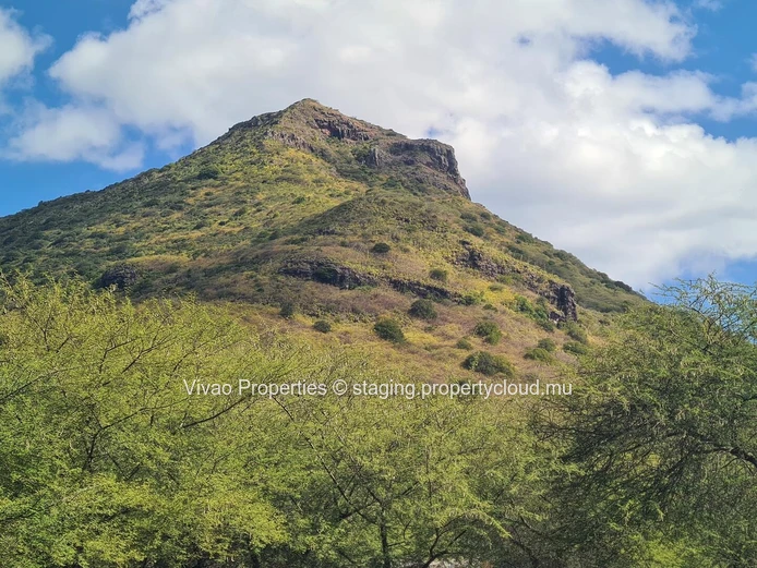 Terrain résidentiel de 3083m2 à vendre en Morcellement sécurisé à Tamarin, vue montagnes. Prix Rs.