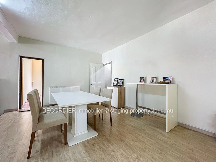 Grande maison individuelle avec piscine et jardin