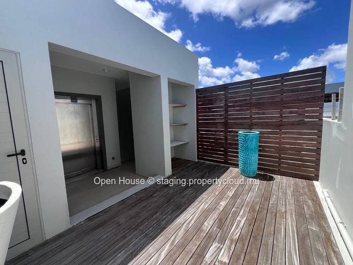 Oceanfront penthouse, 2 bedrooms with en suite bathrooms, direct access to the sea, jacuzzi, terrace, panoramic sea v...
