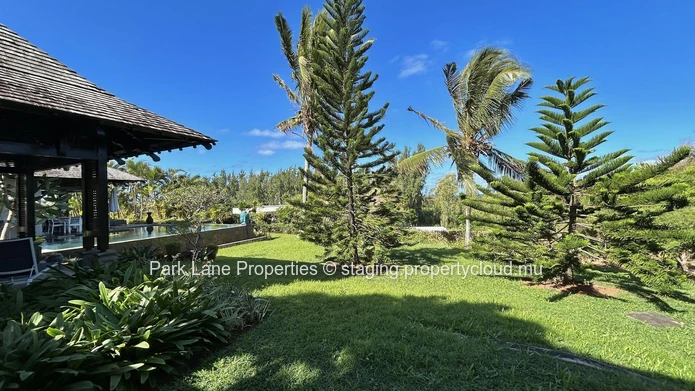 Villa de 4 chambres de style balinaise avec piscine débordante et accès à la plage