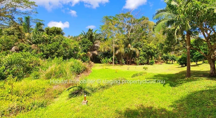 This beautiful residential plot of 225 toises (20 perches) is located in a private and intimate morcellement in Chamarel