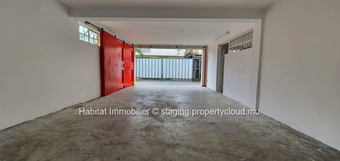 A VENDRE - Maison de plain-pied non meublée de 258 m2 sur un terrain de 155 toises située sur la route principale à L...