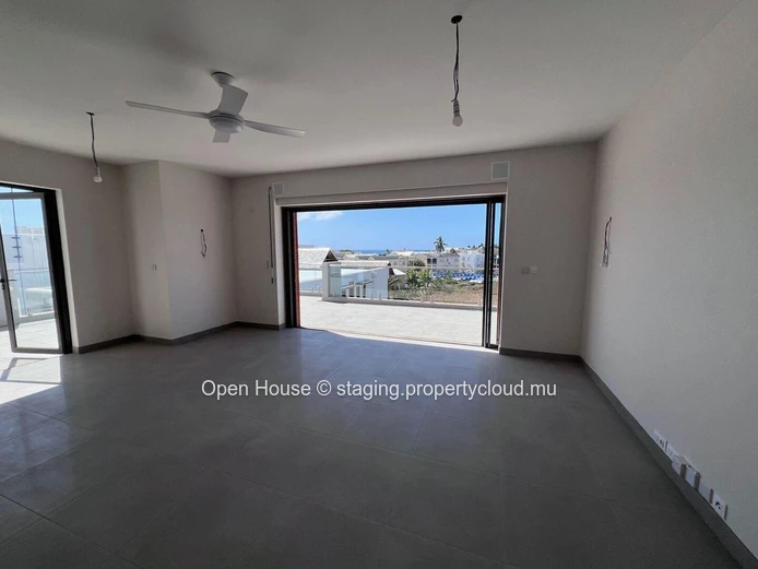Luxurious penthouse with 3 bedrooms including a master suite, 2 bathrooms, and a swimming pool, located just 300 mete... (Sole Mandate)