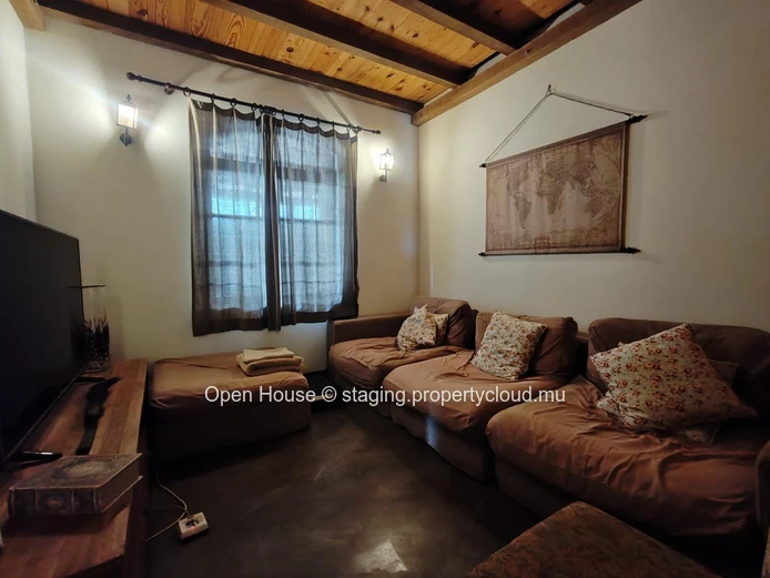 VILLA MAURICIEN à vendre à Tamarin, Rivière Noire. 390m², 4 chambres, piscine privée, cuisine équipée, jardin.