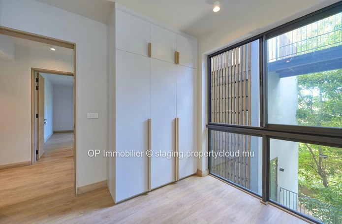 Luxurious G+2 Apartment with Stunning Sea Views and Communal Pool in Pointe aux Canonniers - €1.5M