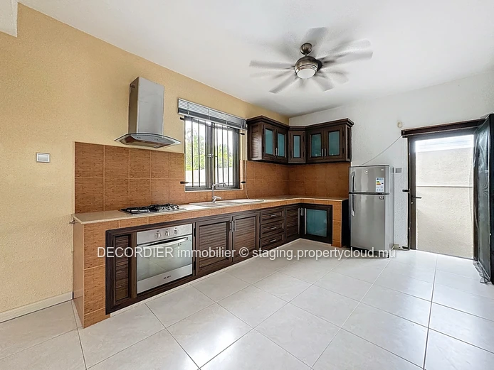 Unique opportunity: house with apartments, studio and sea view!