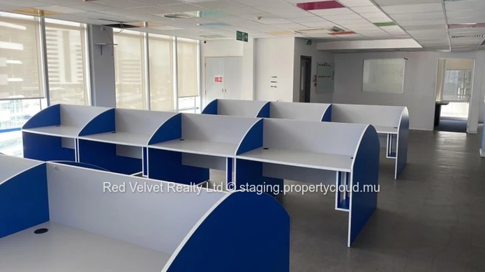 Bureau(x) à vendre à Ebène, 1200m², 250 bureaux, aménagements luxueux, services à proximité, prix Rs.