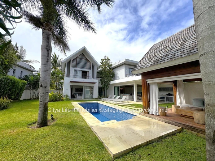 Villa SCS à vendre à Mon Choisy, 512m² habitables, 884m² terrain, 4 chambres, bureau, piscine privée. Prix : 1,850M €.