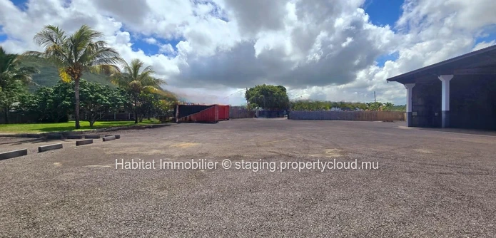 Furnished industrial building of 764 m2 on a plot of 1,037 toises located in Bambous