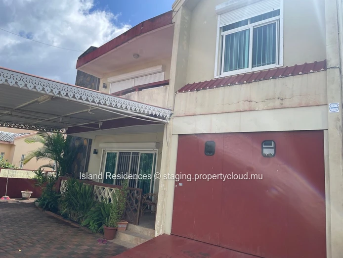 Spacious family home with 5 bedrooms, pool and covered parking