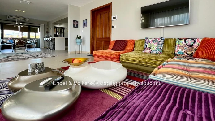 Sophisticated 232 m² Penthouse with Roche Bobois Furnishings for sale