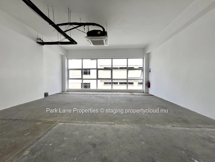 Espace de 372 m² à Ebene pour bureaux ou centre d'appel avec vue imprenable sur la montagne
