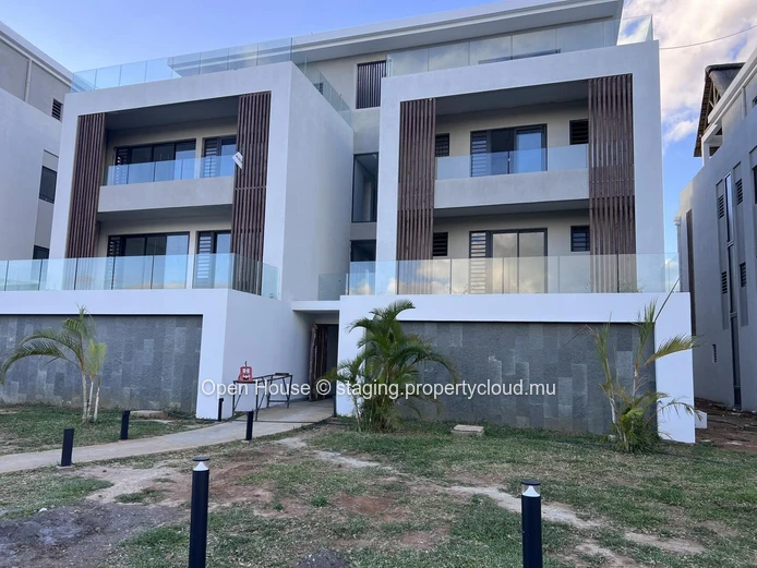 Penthouse face à la mer à Rivière Noire, 280m², 3 chambres, piscine privée, vue mer panoramique.
