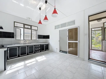 6 Bedroom House