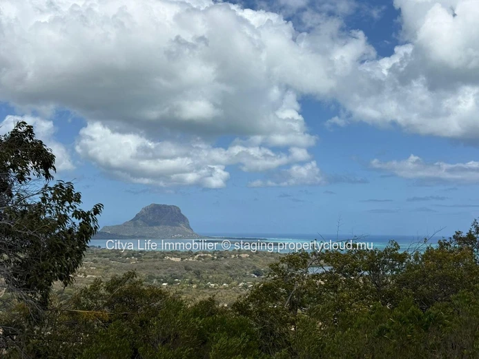 Terrain en pleine propriété avec vue imprenable sur la mer et les montagnes dans une résidence privée et sécurisée.