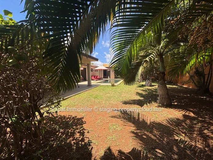 Stunning Villa With Tree-Lined Garden, Slate Swimming Pool And Outbuilding In Péreybère